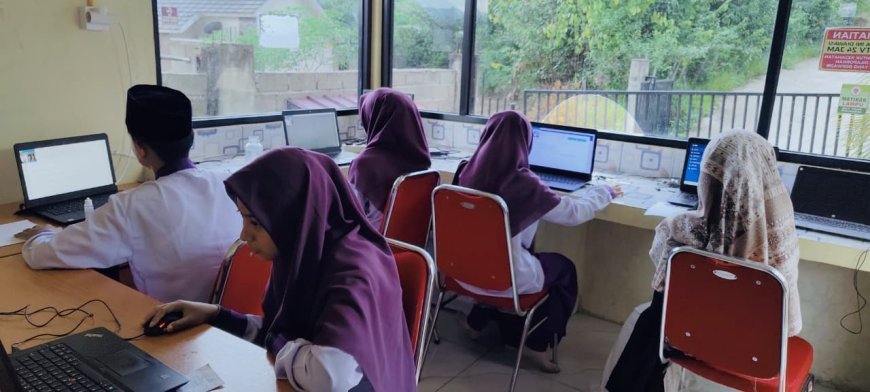 Semangat Berprestasi di Labor Komputer: Santri SMP Akhlak Cendekia Muslim Ikuti OSN-K dengan Penuh Optimisme