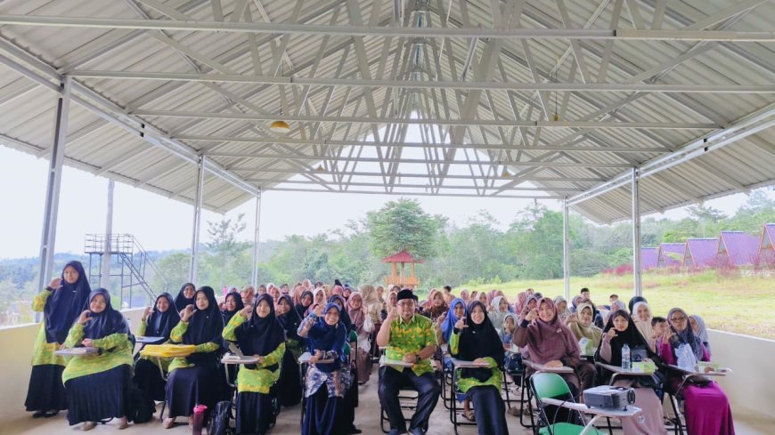Hari Penerimaan Rapor Bulanan: Momentum Evaluasi, Silaturahmi, dan Semangat Baru bagi Santri Sekolah Akhlak Cendekia Muslim