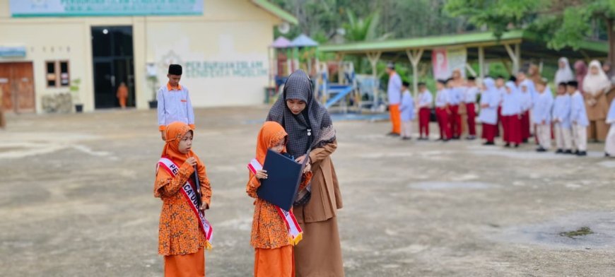 Berani Tampil Sejak Dini: Santri TK Akhlak Cendekia Muslim Jadi Petugas Upacara dan Membaca UUD 1945 dengan Penuh Percaya Diri