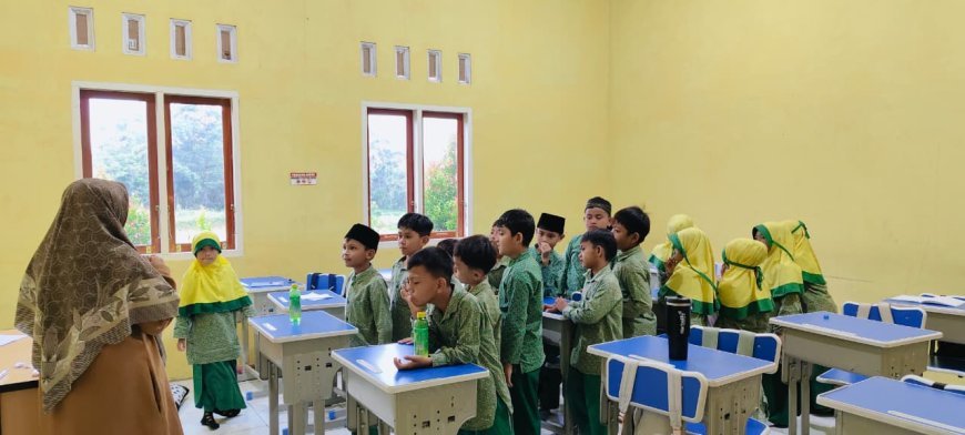 Belajar Adab Islami dengan Seru dan Kreatif: Ustadzah Annisa Gunakan Game Flip Bottle untuk Tingkatkan Semangat Belajar Santri