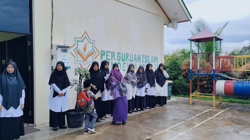 Hujan Tak Menghalangi Semangat: Ustadz dan Ustadzah Tetap Antusias Sambut Santri Sekolah Akhlak Cendekia Muslim
