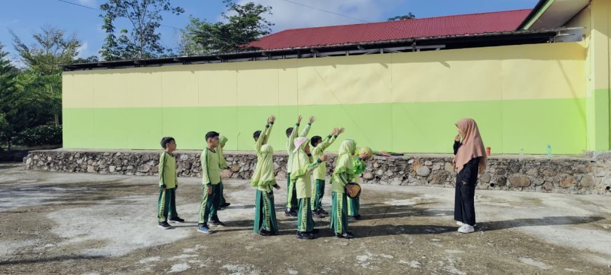 Semangat Pagi Kelas Umar Bin Khattab: Santri Awali Hari dengan Upacara, Sholat Dhuha, dan Olahraga Bersama
