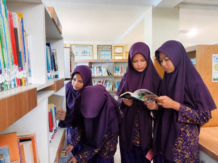Membangun Budaya Literasi: Santri SMP Akhlak Cendekia Muslim Membuat Kartu Perpustakaan Daerah untuk Persiapan Lomba Resensi Buku