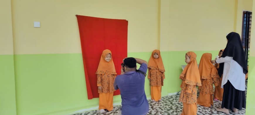 Momen Penuh Keceriaan dan Kenangan Indah: Santri KB dan TK Akhlak Cendekia Muslim Melaksanakan Sesi Foto Ijazah