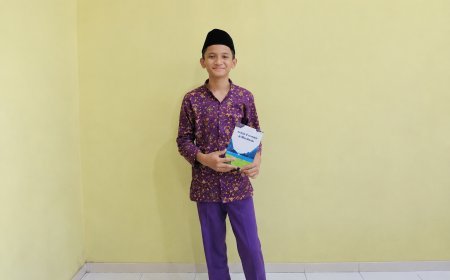 Program 1 Santri 1 Buku: Menumbuhkan Budaya Literasi melalui Karya Puisi “Jejak Kenangan di Balik Alam” Karya Aidan Dzikri