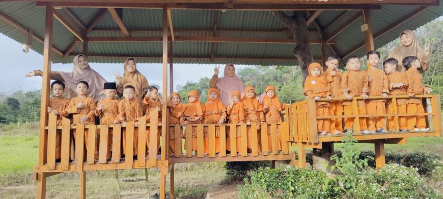 Belajar dari Alam: Santri KB dan TK A Akhlak Cendekia Muslim Menjelajahi Lingkungan Sekitar Sekolah