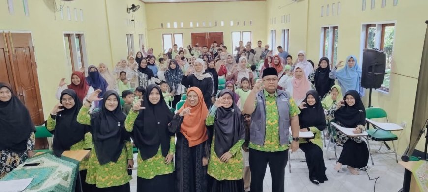 Menutup Perjalanan dengan Syukur, Menyambut Masa Depan dengan Semangat: Penerimaan Rapor Kenaikan Kelas Santri SD dan SMP Akhlak Cendekia Muslim Tahun Pelajaran 2025/2026