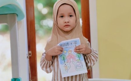 Belajar dari Lingkungan Sekitar: Santri KB dan TK A Akhlak Cendekia Muslim Asah Kreativitas Melalui Kegiatan Mewarnai Lingkungan Sekolah