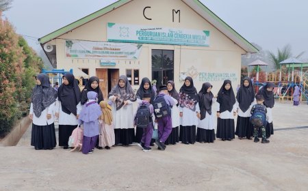 Senyum Pagi Menyambut Santri: Guru Sekolah Akhlak Cendekia Muslim Hadir Lebih Awal Bangun Semangat Belajar Sejak Gerbang Sekolah