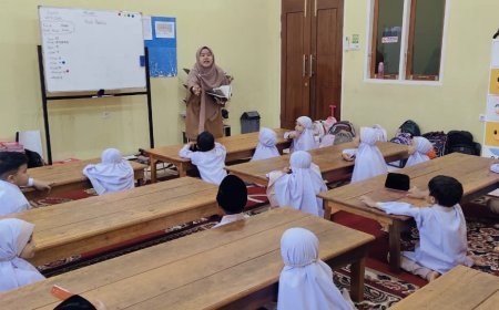 Hujan Tak Menghalangi Semangat Belajar, Santri Sekolah Akhlak Cendekia Muslim Tetap Antusias Menuntut Ilmu