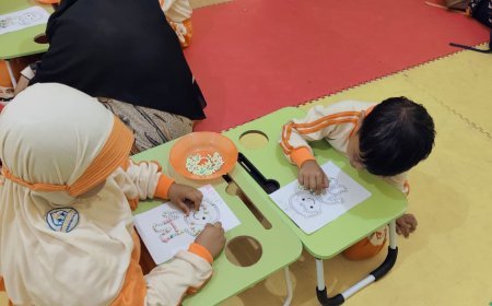 Kembangkan Kreativitas Sejak Dini, Santri TK B Madinah Akhlak Cendekia Muslim Belajar Membuat Kolase dari Butiran Styrofoam