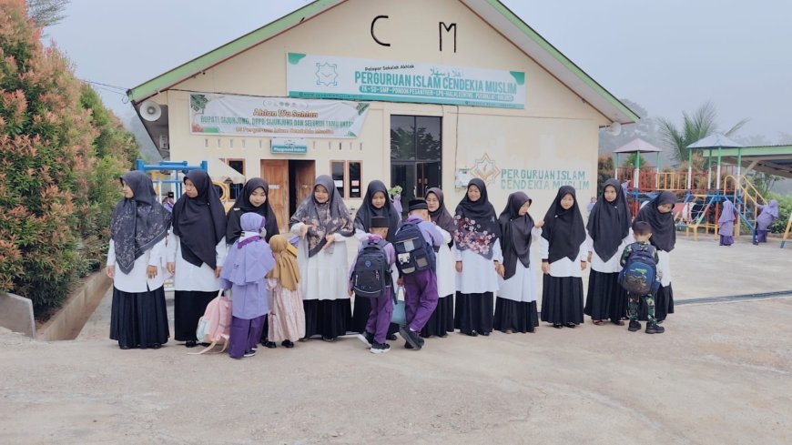Senyum Pagi Menyambut Santri: Guru Sekolah Akhlak Cendekia Muslim Hadir Lebih Awal Bangun Semangat Belajar Sejak Gerbang Sekolah