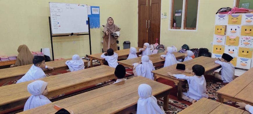 Hujan Tak Menghalangi Semangat Belajar, Santri Sekolah Akhlak Cendekia Muslim Tetap Antusias Menuntut Ilmu