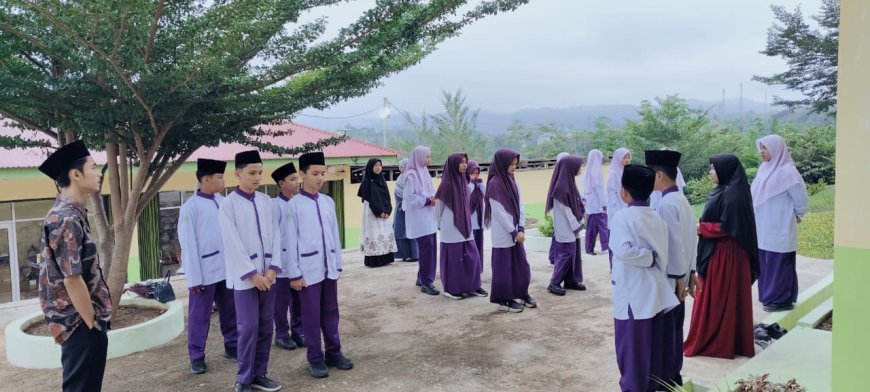 Muhadarah Jumat Pagi, Santri Sekolah Akhlak Cendekia Muslim Asah Keberanian Berdakwah dan Kemampuan Berbicara di Depan Umum