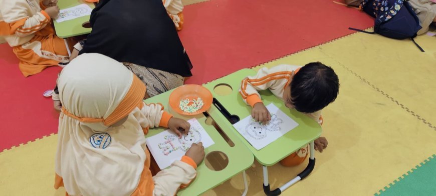 Kembangkan Kreativitas Sejak Dini, Santri TK B Madinah Akhlak Cendekia Muslim Belajar Membuat Kolase dari Butiran Styrofoam