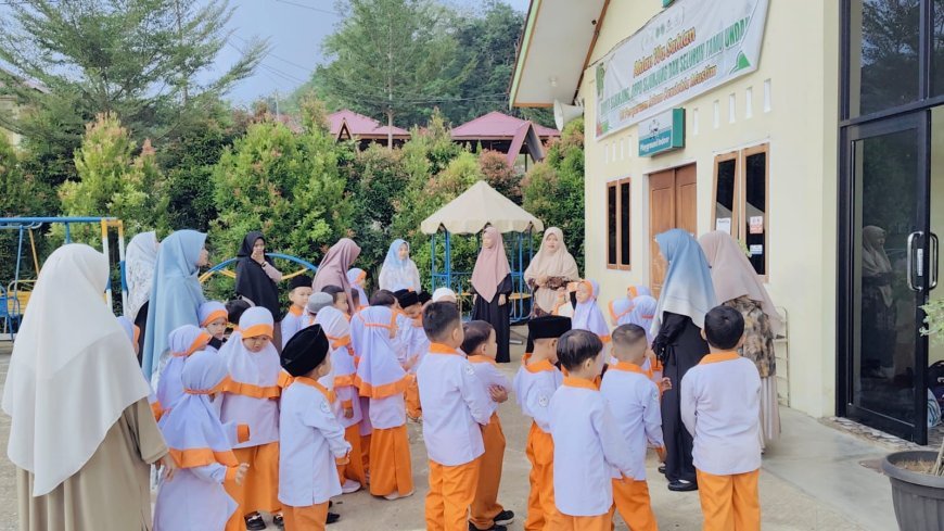 Menyemai Benih Iman Melalui Nada: Tradisi Syahdu Jumat Pagi di KB-TK Akhlak Cendekia Muslim sebagai Pilar Karakter Generasi Emas