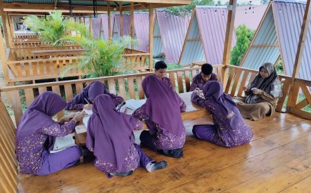 Melampaui Batas Dinding Kelas: Santri SMP Kelas Ibnu Sina Akhlak Cendekia Muslim Eksplorasi Ilmu di Fasilitas Saung Edukasi