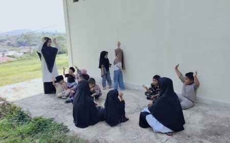 Menanamkan Karakter Ekologis Sejak Dini: Santri TK B Makkah Eksplorasi Alam Melalui Fasilitas Aula Terbuka