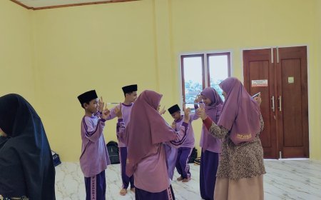 Inovasi Pembelajaran Sirah Nabawiyah: Santri SMP Akhlak Cendekia Muslim Sijunjung Asah Fokus Lewat Game Edukasi "Keseimbangan Pena"