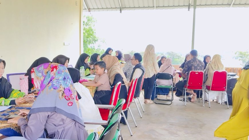 Membangun Jembatan Komunikasi: Sinergi Wali Santri dan Pendidik dalam Pembagian Rapor Bulanan Perdana Yayasan Pendidikan Cendekia Muslim