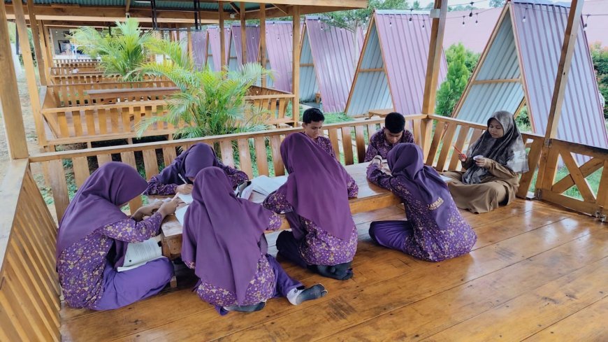 Melampaui Batas Dinding Kelas: Santri SMP Kelas Ibnu Sina Akhlak Cendekia Muslim Eksplorasi Ilmu di Fasilitas Saung Edukasi