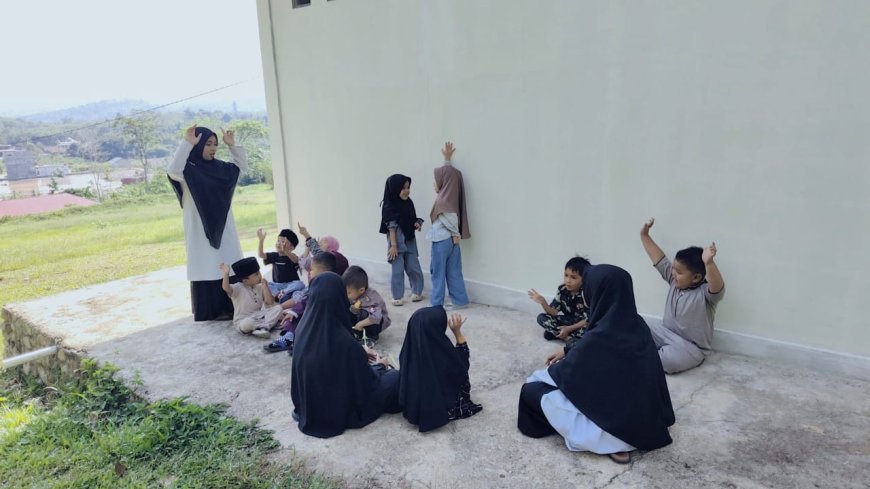 Menanamkan Karakter Ekologis Sejak Dini: Santri TK B Makkah Eksplorasi Alam Melalui Fasilitas Aula Terbuka